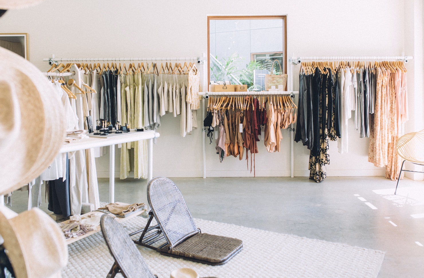 9 Bí quyết trang trí shop quần áo thu hút khách hàng hiệu quả