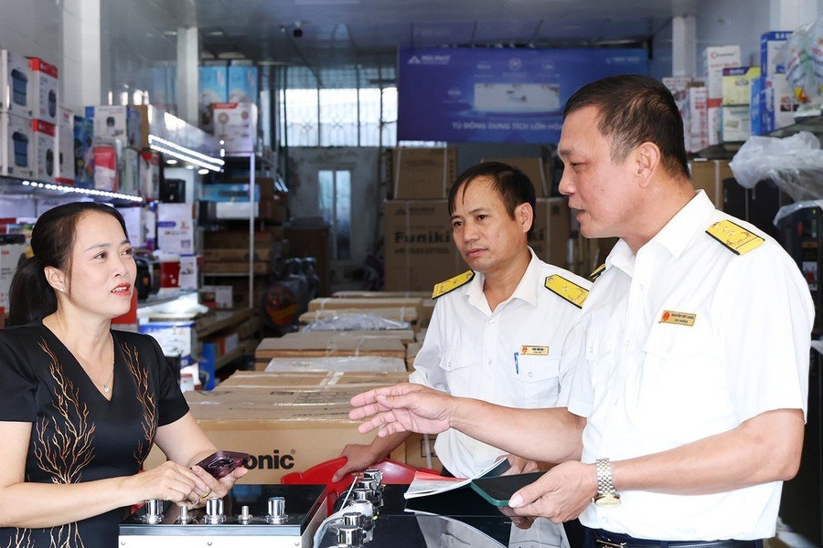 Cán bộ Thuế tư vấn chính sách cho Hộ kinh doanh