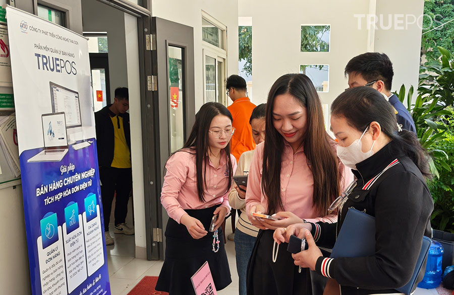 Nhân viên TruePOS hỗ trợ hộ kinh doanh tải và sử dụng app TruePOS mobile