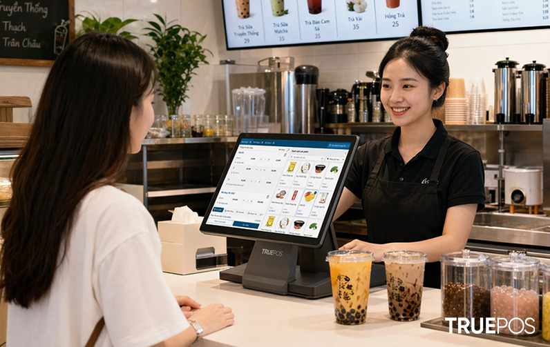 Nhân viên bán trà sữa cho khách tại quầy nhanh - gọn - dễ dàng.