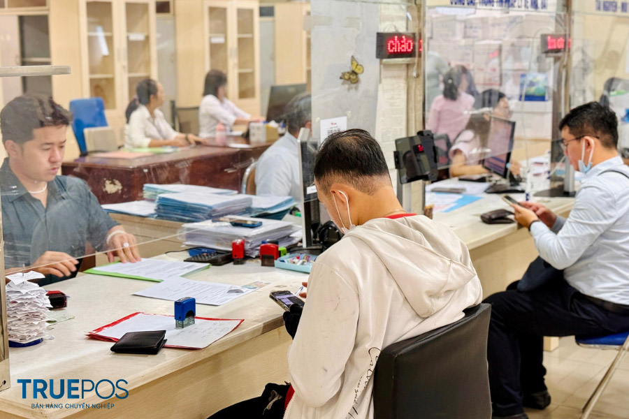 Người dân được hướng dẫn điền Mẫu 01/TB-ĐĐKD tại Cơ quan Thuế.