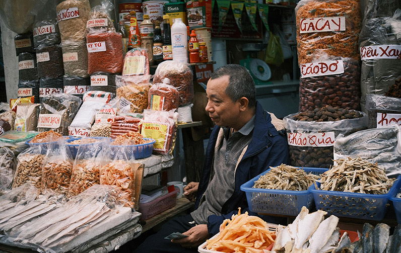 Tiểu thương lớn tuổi gặp nhiều áp lực khi quản lý bán hàng thủ công.
