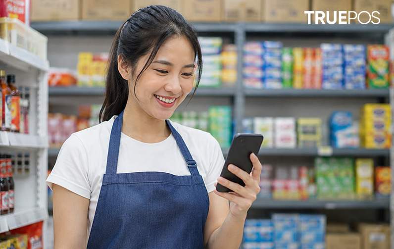 Chủ shop bán hàng theo dõi danh mục hàng hóa ngay trên phần mềm được tích hợp trên điện thoại