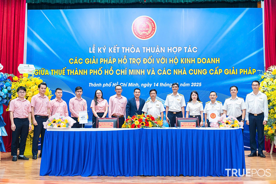 Đại diện công ty Thái Sơn ký thỏa thuận hợp tác cùng với cơ quan thuế tại TP HCM