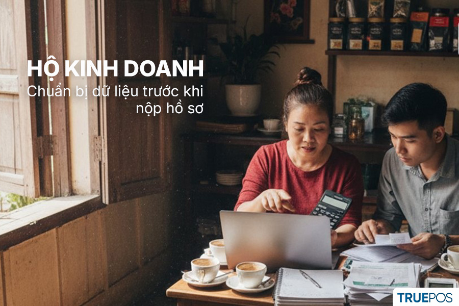 Chủ hộ kinh doanh kiểm tra doanh thu, tài khoản nhận tiền và hồ sơ khai thuế tại quầy bán hàng.