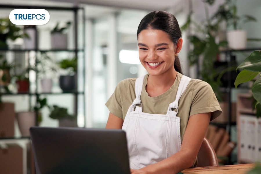 Chủ hộ kinh doanh làm quen với phần mềm quản lý bán hàng nhanh chóng.